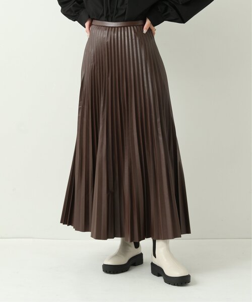 RAY CASSIN（レイカズン）の「フェイクレザープリーツスカート（スカート・レディース・ブラウン/グレイッシュベージュ/ブラック・FREE）」の8枚目の写真