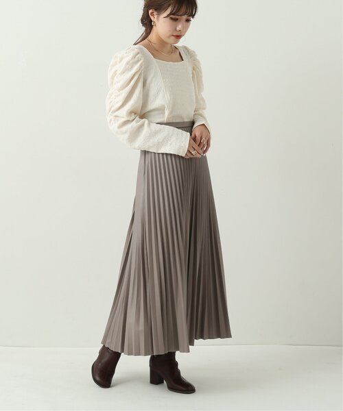 RAY CASSIN（レイカズン）の「フェイクレザープリーツスカート（スカート・レディース・ブラウン/グレイッシュベージュ/ブラック・FREE）」の13枚目の写真