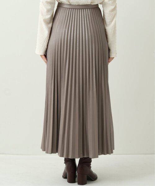 RAY CASSIN（レイカズン）の「フェイクレザープリーツスカート（スカート・レディース・ブラウン/グレイッシュベージュ/ブラック・FREE）」の17枚目の写真