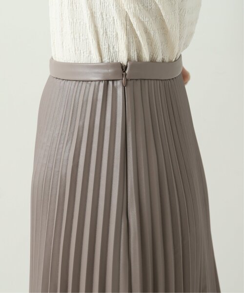 RAY CASSIN（レイカズン）の「フェイクレザープリーツスカート（スカート・レディース・ブラウン/グレイッシュベージュ/ブラック・FREE）」の19枚目の写真