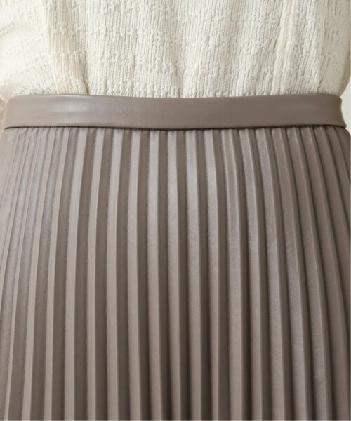 RAY CASSIN（レイカズン）の「フェイクレザープリーツスカート（スカート・レディース・ブラウン/グレイッシュベージュ/ブラック・FREE）」の21枚目の写真