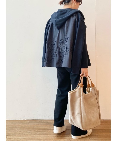 BEARDSLEY（ビアズリー）の「テープ刺繍ニットパーカー（パーカー・レディース・サンドベージュ/ネイビー・FREE）」の2枚目の写真