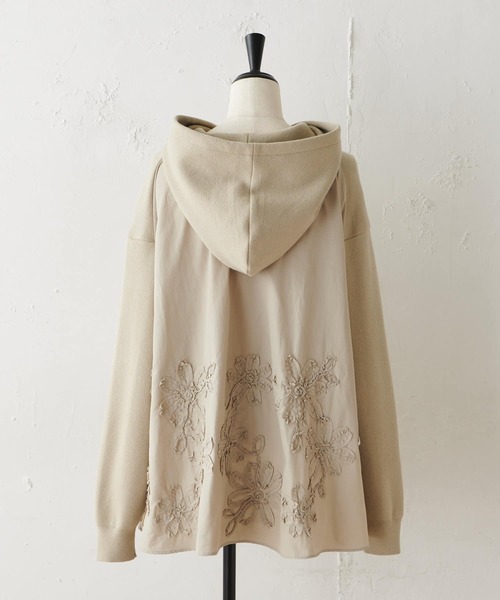 BEARDSLEY（ビアズリー）の「テープ刺繍ニットパーカー（パーカー・レディース・サンドベージュ/ネイビー・FREE）」の5枚目の写真