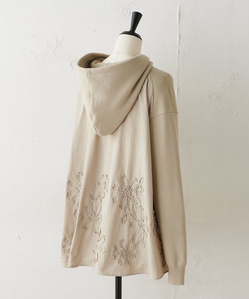 BEARDSLEY（ビアズリー）の「テープ刺繍ニットパーカー（パーカー・レディース・サンドベージュ/ネイビー・FREE）」の18枚目の写真