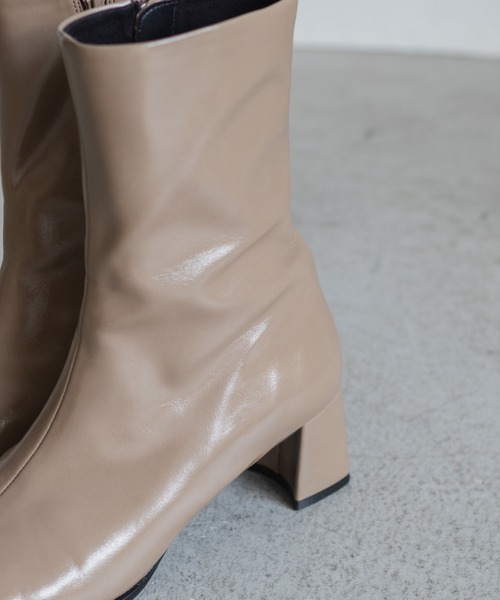 Kastane(カスタネ)の「ソフトレザースクエアブーツ(ブーツ・レディース・ブラック/グレイッシュベージュ/アイボリー・37/38/39)」の7枚目の写真