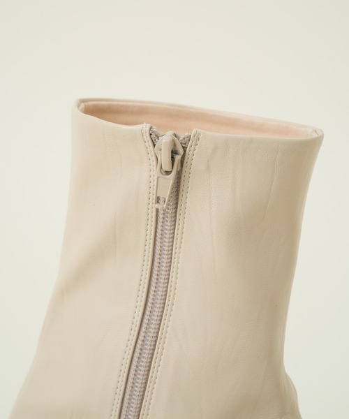 Kastane(カスタネ)の「ソフトレザースクエアブーツ(ブーツ・レディース・ブラック/グレイッシュベージュ/アイボリー・37/38/39)」の20枚目の写真