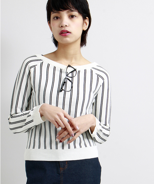 WEGO（ウィゴー）の「WEGO/オフショルVネックニット（ニット/セーター・レディース・ホワイト/ホワイト系その他/ブラック系その他/サックスブルー/ブルー系その他/トリコロール・FREE）」の2枚目の写真