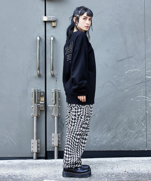 X-girl（エックスガール）の「WEB限定｜WORDS LOGO WIDE CREW SWEAT TOP（スウェット・レディース・ブラック/ベージュ/アッシュ・ONE SIZE）」の8枚目の写真