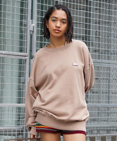X-girl（エックスガール）の「WEB限定｜WORDS LOGO WIDE CREW SWEAT TOP（スウェット・レディース・ブラック/ベージュ/アッシュ・ONE SIZE）」の15枚目の写真