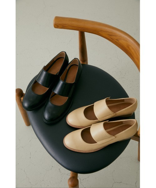 BLACK BY MOUSSY(ブラックバイマウジー)の「round toe shoes(ラウンドトゥシューズ)(その他シューズ・レディース・ベージュ/ブラック・37/38/36)」の1枚目の写真