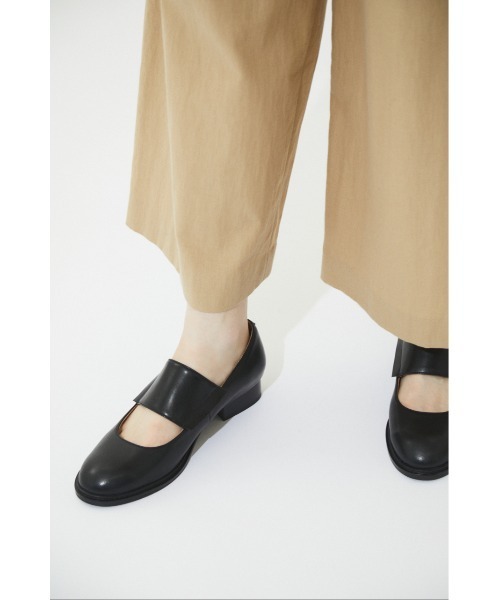 BLACK BY MOUSSY(ブラックバイマウジー)の「round toe shoes(ラウンドトゥシューズ)(その他シューズ・レディース・ベージュ/ブラック・37/38/36)」の4枚目の写真