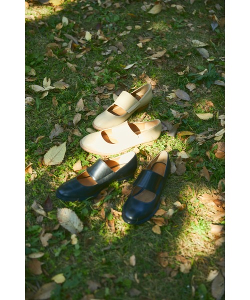 BLACK BY MOUSSY(ブラックバイマウジー)の「round toe shoes(ラウンドトゥシューズ)(その他シューズ・レディース・ベージュ/ブラック・37/38/36)」の3枚目の写真