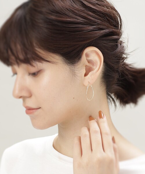 COCOSHNIK(ココシュニック)の「K10中空丸線 変形フープピアス大(ピアス(両耳用)・レディース・ホワイト系その他7・00)」の4枚目の写真