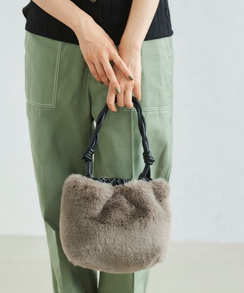 le.coeur blanc（ルクールブラン）の「ツイストハンドルファー2WAYバッグ（ショルダーバッグ・レディース・ベージュ/グレイッシュベージュ・FREE）」の7枚目の写真