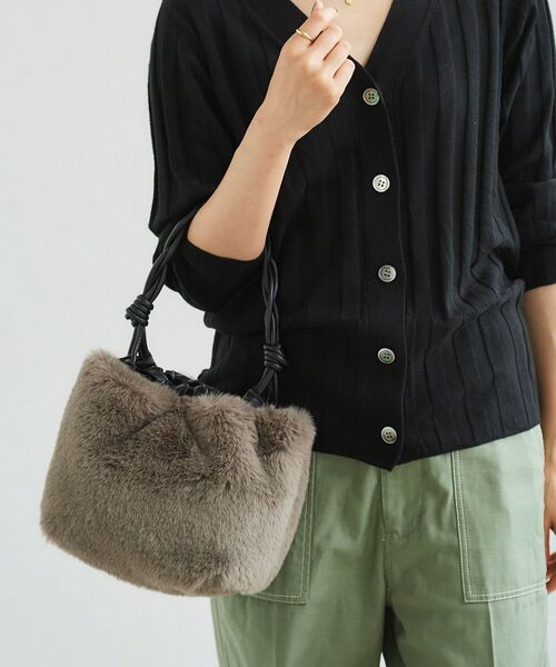 le.coeur blanc（ルクールブラン）の「ツイストハンドルファー2WAYバッグ（ショルダーバッグ・レディース・ベージュ/グレイッシュベージュ・FREE）」の8枚目の写真