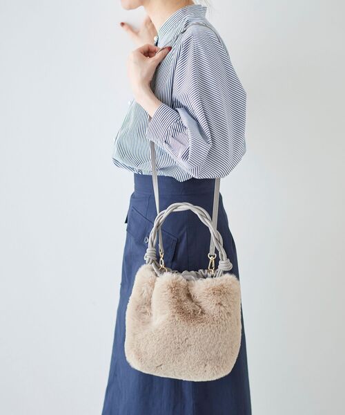 le.coeur blanc（ルクールブラン）の「ツイストハンドルファー2WAYバッグ（ショルダーバッグ・レディース・ベージュ/グレイッシュベージュ・FREE）」の11枚目の写真