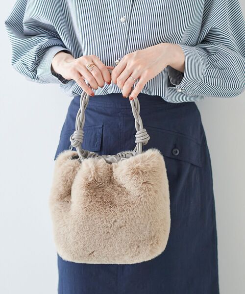 le.coeur blanc（ルクールブラン）の「ツイストハンドルファー2WAYバッグ（ショルダーバッグ・レディース・ベージュ/グレイッシュベージュ・FREE）」の15枚目の写真