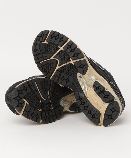 NEW BALANCE（ニューバランス）の「M1906R（スニーカー・メンズ・ブラック/グレー・23.0cm/29.0cm/26.5cm/28.0cm/22.5cm/24.0cm/25.0cm/26.0cm/27.5cm/23.5cm/27.0cm/24.5cm/25.5cm/28.5cm）」の3枚目の写真