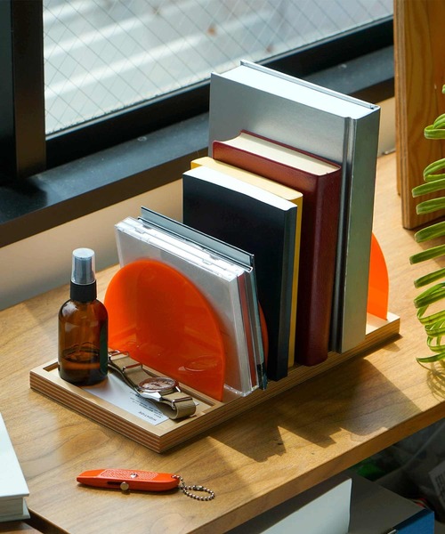 HIGHTIDE(ハイタイド)の「New Edition Furniture Book Stand ニューエディションファニチャー ブックスタンド ブックエンド 本立て(収納グッズ・レディース・オレンジ/グリーン・FREE)」の16枚目の写真
