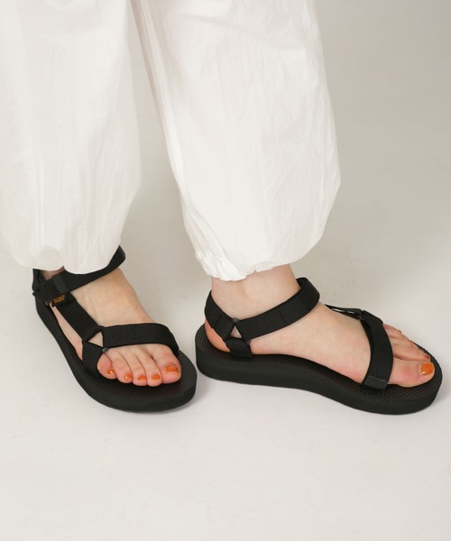 Teva(テバ)の「Teva/MIDFORM UNIVERSAL(サンダル・レディース・ベージュ/ブラック・23/22/25/24)」の5枚目の写真