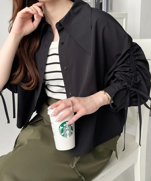 moment+（モーメントプラス）の「ビックカラー袖シャーリングリボン