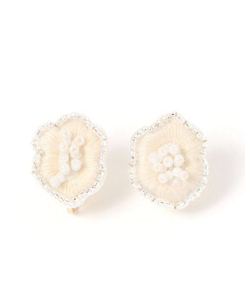 GLOBAL WORK(グローバルワーク)の「刺繍フラワーイヤリング/904664(イヤリング・レディース・ホワイト/ブラック/ライトグリーン・FREE)」の2枚目の写真