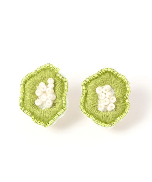GLOBAL WORK(グローバルワーク)の「刺繍フラワーイヤリング/904664(イヤリング・レディース・ホワイト/ブラック/ライトグリーン・FREE)」の1枚目の写真