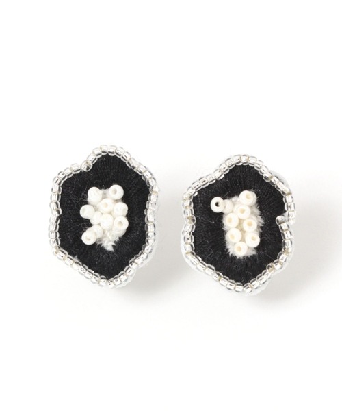 GLOBAL WORK(グローバルワーク)の「刺繍フラワーイヤリング/904664(イヤリング・レディース・ホワイト/ブラック/ライトグリーン・FREE)」の3枚目の写真