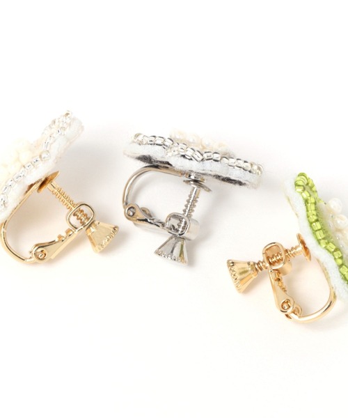 GLOBAL WORK(グローバルワーク)の「刺繍フラワーイヤリング/904664(イヤリング・レディース・ホワイト/ブラック/ライトグリーン・FREE)」の4枚目の写真