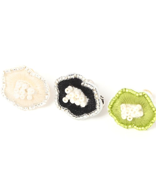 GLOBAL WORK(グローバルワーク)の「刺繍フラワーイヤリング/904664(イヤリング・レディース・ホワイト/ブラック/ライトグリーン・FREE)」の5枚目の写真