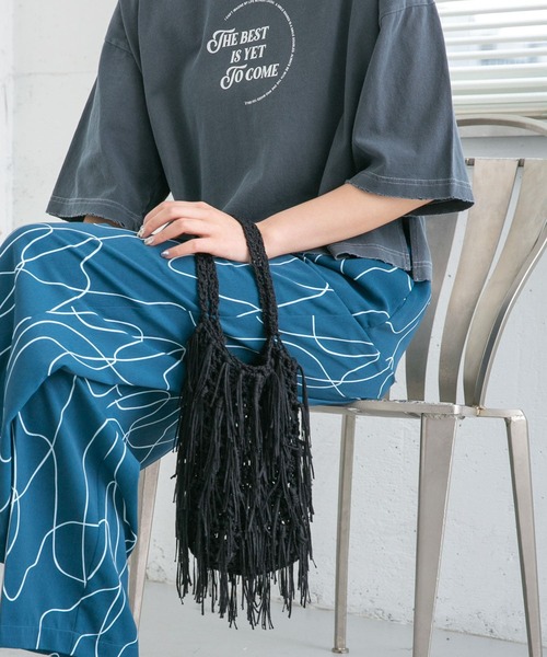 KBF（ケイビーエフ）の「フリンジニットBAG（ハンドバッグ・レディース・ブラック/ベージュ/グリーン・ONE）」の2枚目の写真