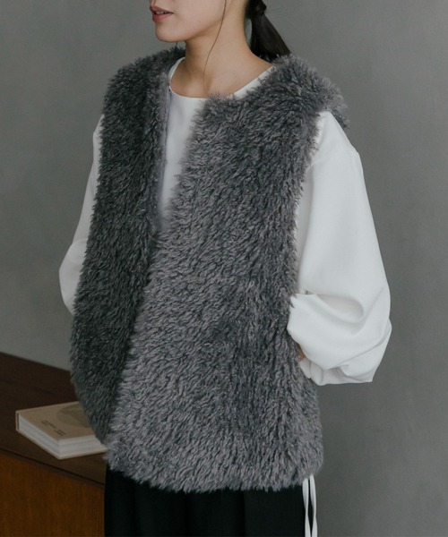 feepur（フェピュール）の「フェイクシープファーベスト（ベスト・レディース・グレー/ブラック/アイボリー・MEDIUM）」の3枚目の写真