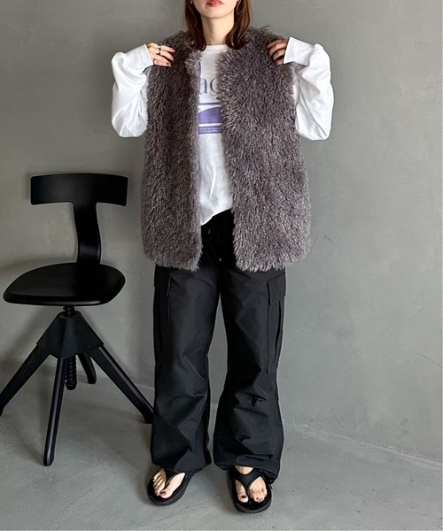 feepur（フェピュール）の「フェイクシープファーベスト（ベスト・レディース・グレー/ブラック/アイボリー・MEDIUM）」の14枚目の写真