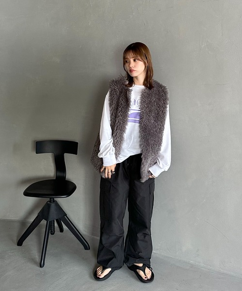 feepur（フェピュール）の「フェイクシープファーベスト（ベスト・レディース・グレー/ブラック/アイボリー・MEDIUM）」の15枚目の写真