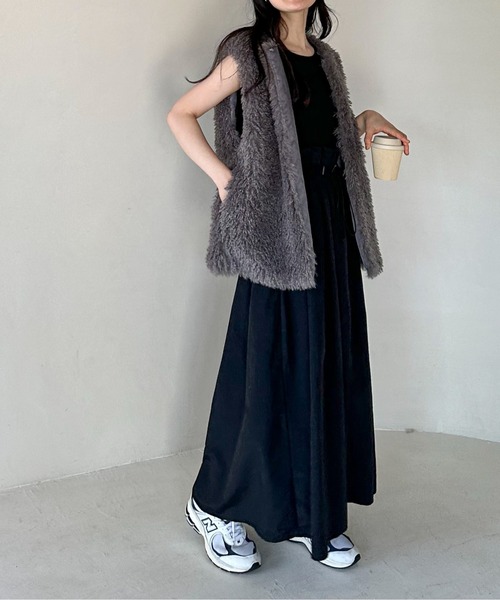 feepur（フェピュール）の「フェイクシープファーベスト（ベスト・レディース・グレー/ブラック/アイボリー・MEDIUM）」の4枚目の写真