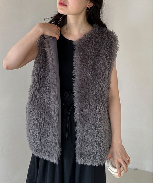 feepur（フェピュール）の「フェイクシープファーベスト（ベスト・レディース・グレー/ブラック/アイボリー・MEDIUM）」の8枚目の写真