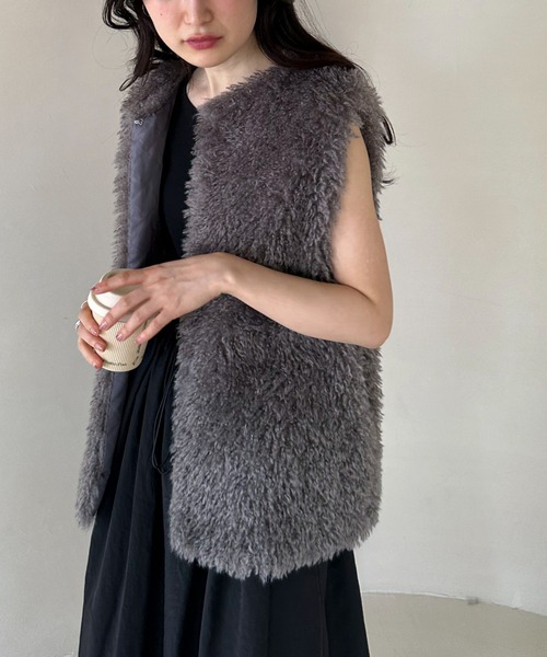 feepur（フェピュール）の「フェイクシープファーベスト（ベスト・レディース・グレー/ブラック/アイボリー・MEDIUM）」の9枚目の写真