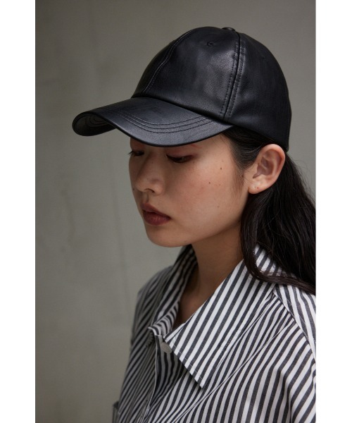AZUL by moussy(アズールバイマウジー)の「フェイクレザーキャップ(ハット・レディース・ブラック/アイボリー・FREE)」の2枚目の写真