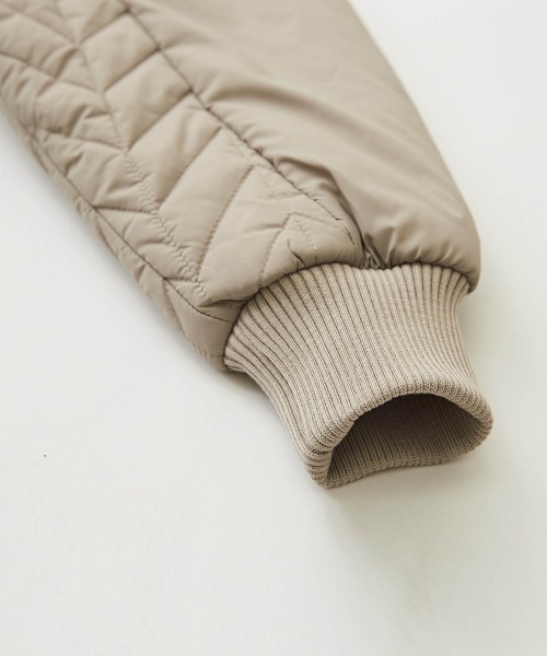 CUBE SUGAR（キューブシュガー）の「キルティング×フェイクメルトン袖切替MA-1ジャケット（MA-1・レディース・カーキ/グレイッシュベージュ/スミクロ・M）」の7枚目の写真