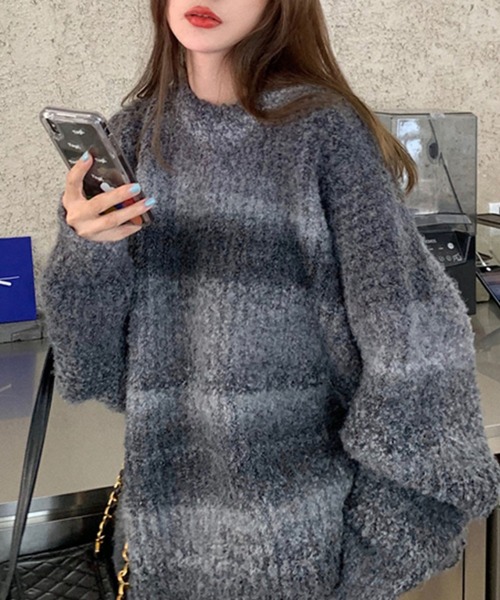 Doula Doula（ドゥーラドゥーラ）の「オーバーサイズグラデーションニット（ニット/セーター・レディース・グレー/ブラウン/パープル/ピンク/ブルー/オレンジ/キャメル・FREE）」の2枚目の写真