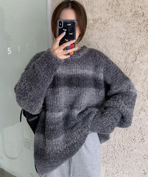 Doula Doula（ドゥーラドゥーラ）の「オーバーサイズグラデーションニット（ニット/セーター・レディース・グレー/ブラウン/パープル/ピンク/ブルー/オレンジ/キャメル・FREE）」の9枚目の写真