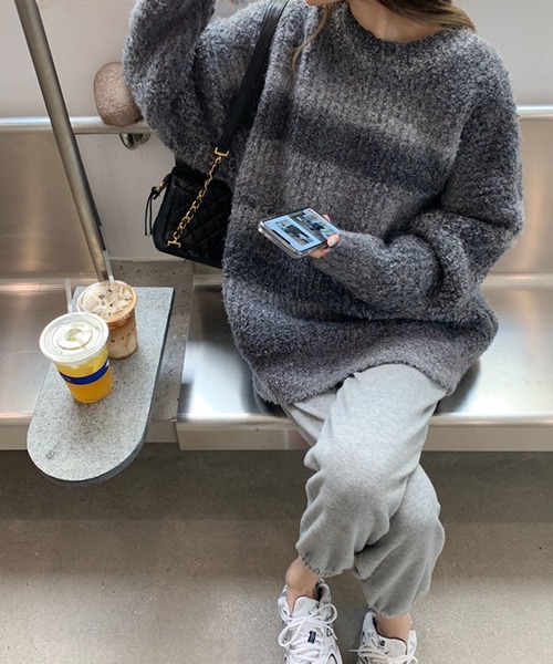 Doula Doula（ドゥーラドゥーラ）の「オーバーサイズグラデーションニット（ニット/セーター・レディース・グレー/ブラウン/パープル/ピンク/ブルー/オレンジ/キャメル・FREE）」の13枚目の写真