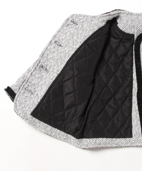 Bee des Bee(ビーデスビー)の「ステッチ配色ジャケット(ノーカラージャケット・キッズ・アイボリー系・110cm/140cm/100cm/120cm/130cm)」の4枚目の写真