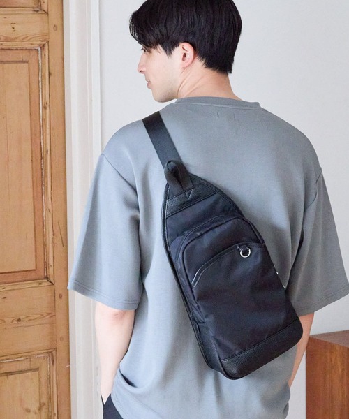 LAKOLE（ラコレ）の「縦型CBボディBAG / 991661（ボディバッグ/ウエストポーチ・メンズ・ネイビー/ブラック/チャコールグレー・FREE）」の2枚目の写真