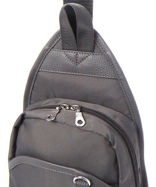 LAKOLE（ラコレ）の「縦型CBボディBAG / 991661（ボディバッグ/ウエストポーチ・メンズ・ネイビー/ブラック/チャコールグレー・FREE）」の6枚目の写真