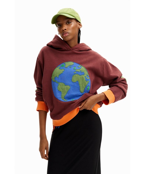 Desigual（デシグアル）の「【Desigual x Tyler McGillivary】アースグラフィック フーディー（スウェット・レディース・ブラウン・M/XS/S/L/XL）」の6枚目の写真