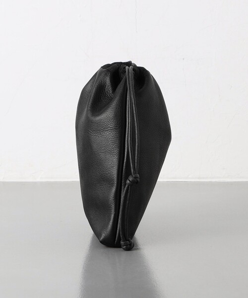 UNITED ARROWS（ユナイテッドアローズ）の「UNFINISHED LEATHER/巾着バッグ（ショルダーバッグ・メンズ・ブラック・FREE）」の3枚目の写真