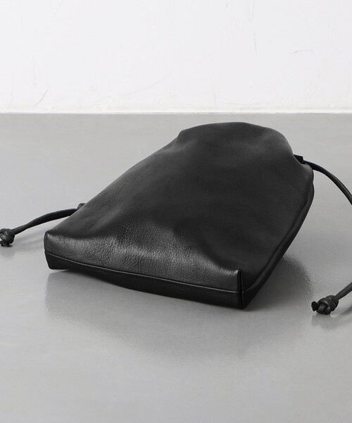 UNITED ARROWS（ユナイテッドアローズ）の「UNFINISHED LEATHER/巾着バッグ（ショルダーバッグ・メンズ・ブラック・FREE）」の7枚目の写真