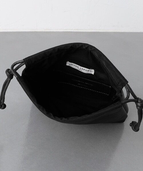 UNITED ARROWS（ユナイテッドアローズ）の「UNFINISHED LEATHER/巾着バッグ（ショルダーバッグ・メンズ・ブラック・FREE）」の8枚目の写真