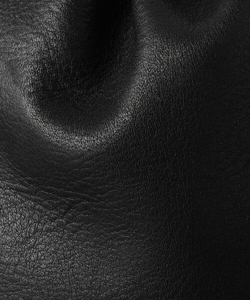 UNITED ARROWS（ユナイテッドアローズ）の「UNFINISHED LEATHER/巾着バッグ（ショルダーバッグ・メンズ・ブラック・FREE）」の11枚目の写真